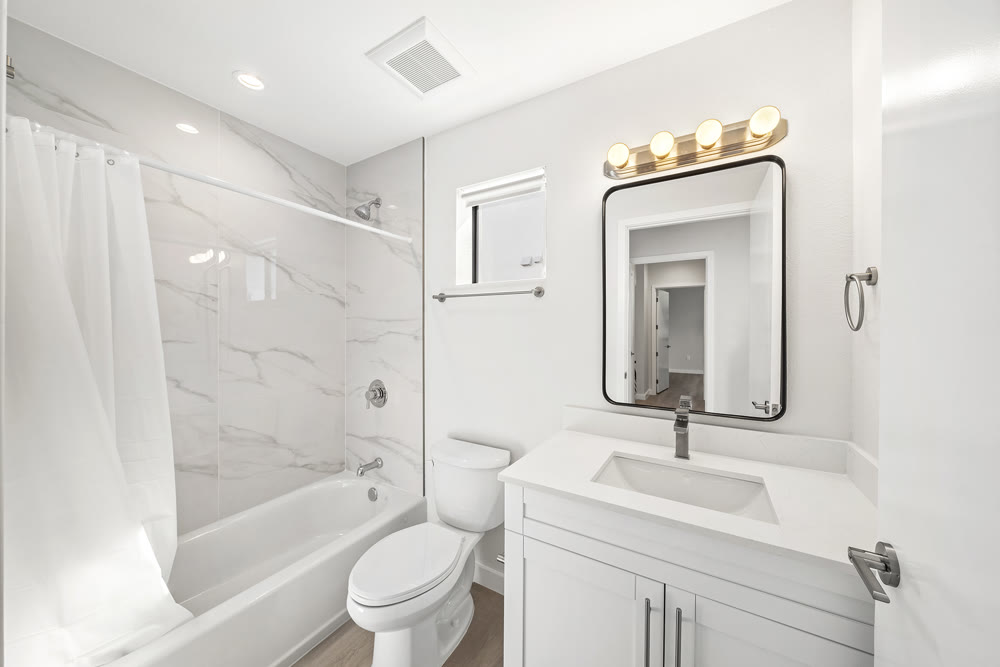 Guest bathroom with modern finishes
